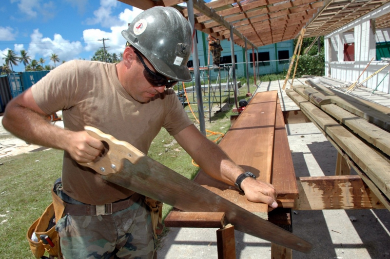 menuisier-BAUDUEN-min_worker_construction_building_carpenter_male_job_build_helmet-893290